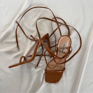 Steve Madden Uplift Patent Heeled Lace Up Sandals in brown // size 8.5